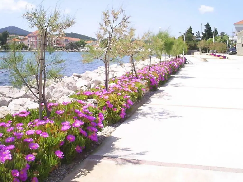 Beach Apartment M & B Poljana  Croatia