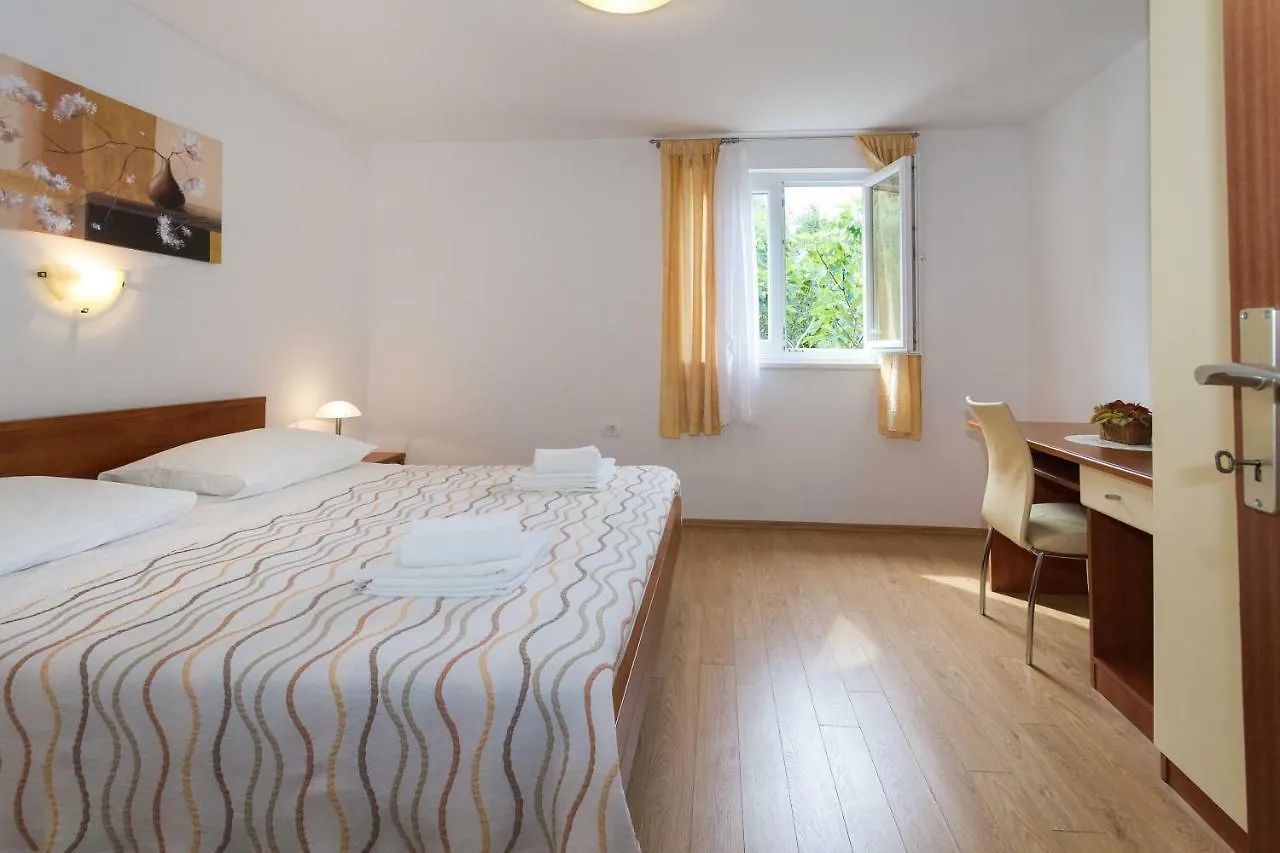 Beach Apartment M & B Poljana  Croatia