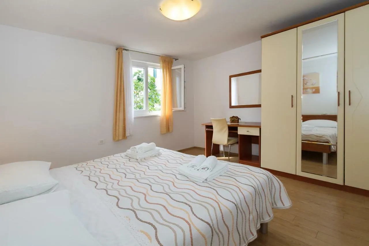 Beach Apartment M & B Poljana  Croatia