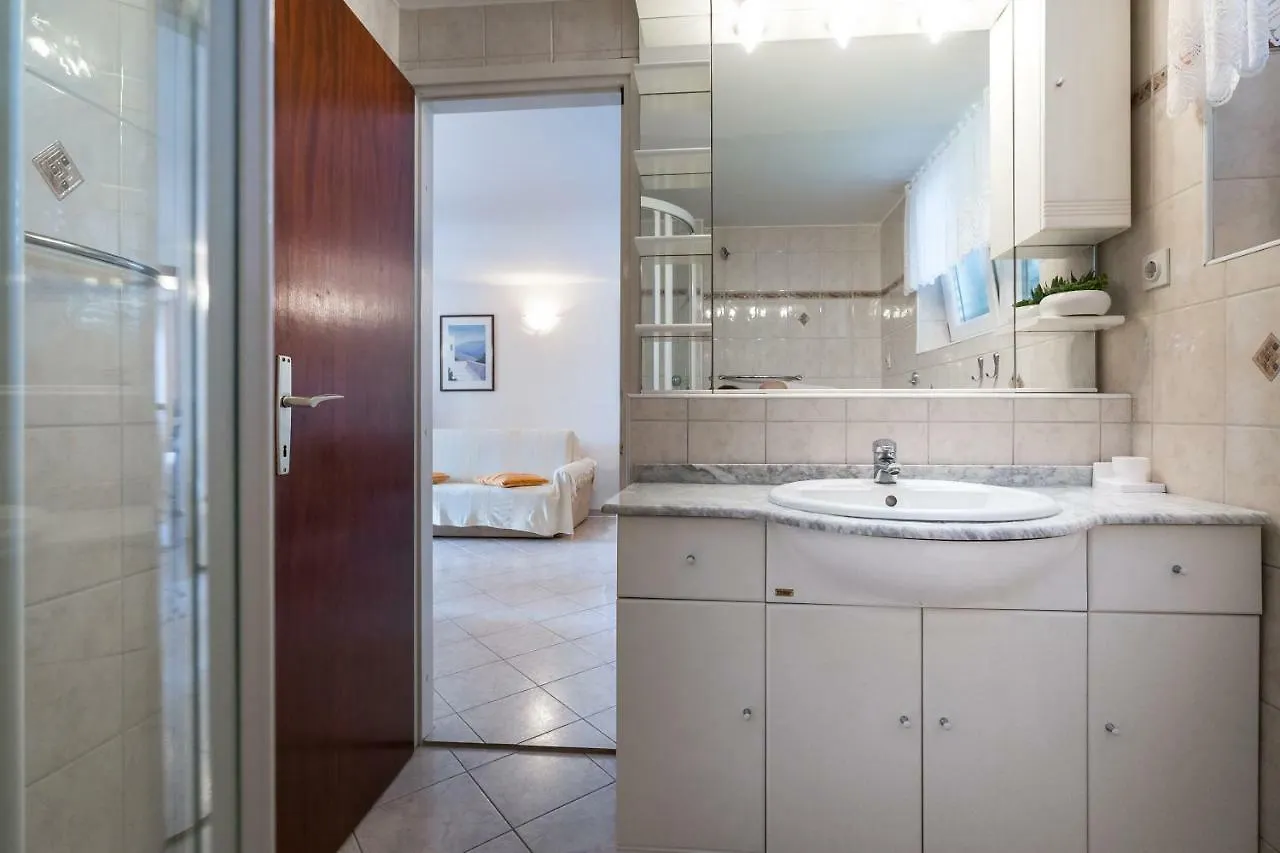 Beach Apartment M & B Poljana  Croatia