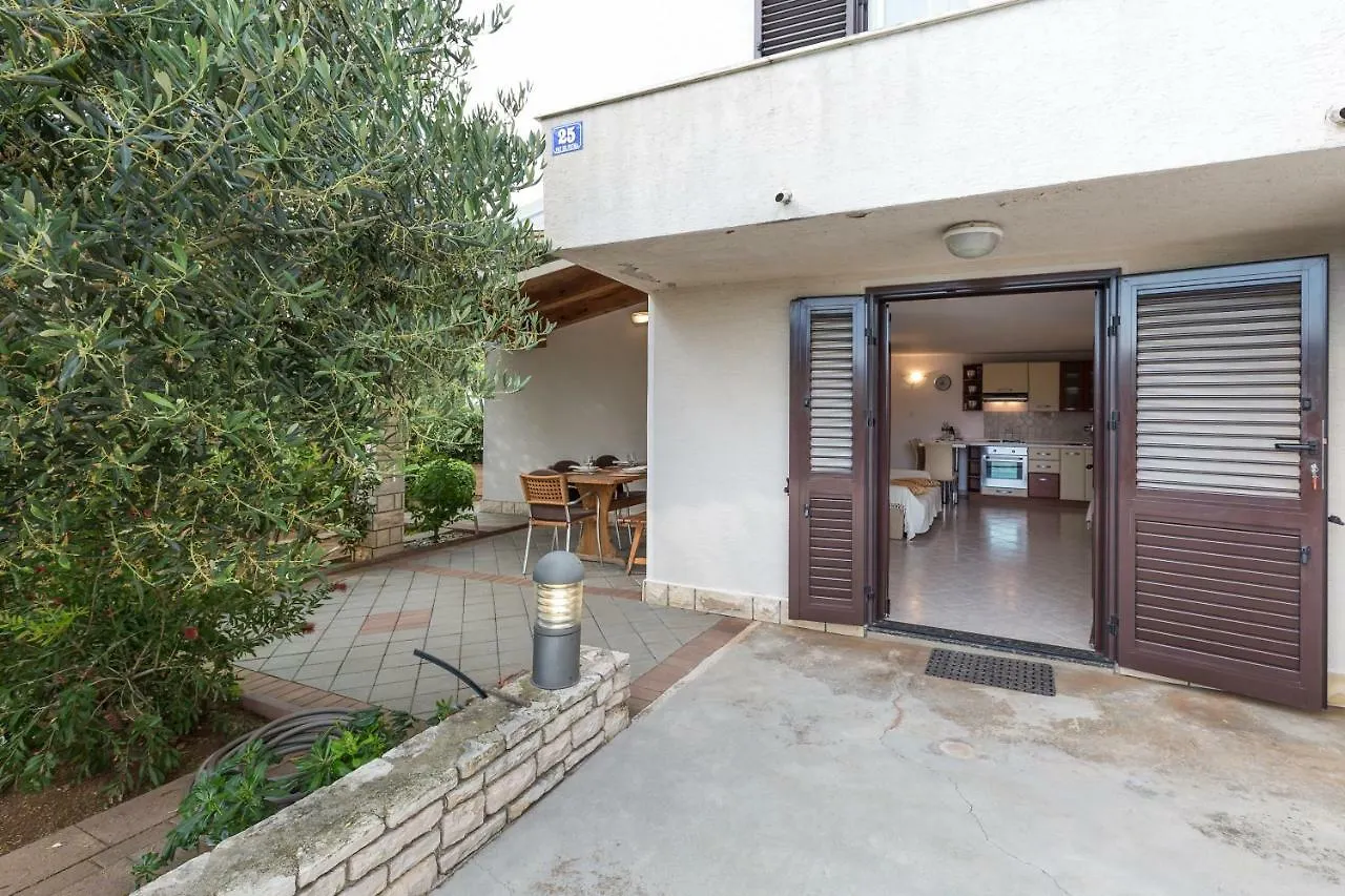 Beach Apartment M & B Poljana  Croatia