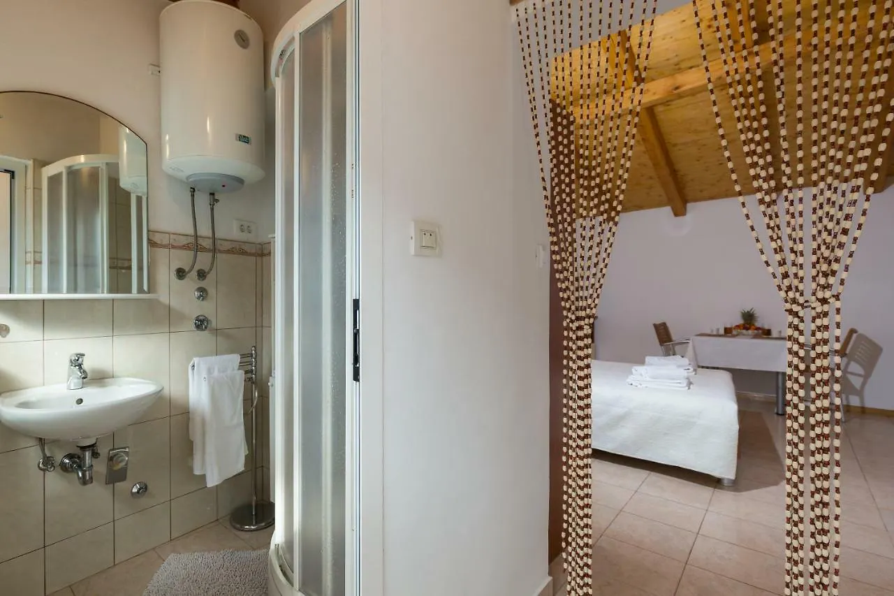 Beach Apartment M & B Poljana  Croatia