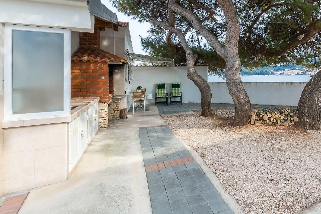 Beach Apartment M & B Poljana  Croatia