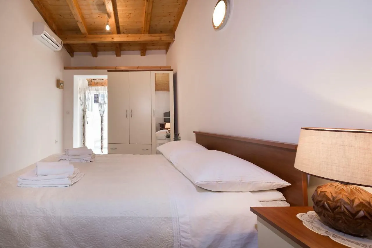 Beach Apartment M & B Poljana  Croatia