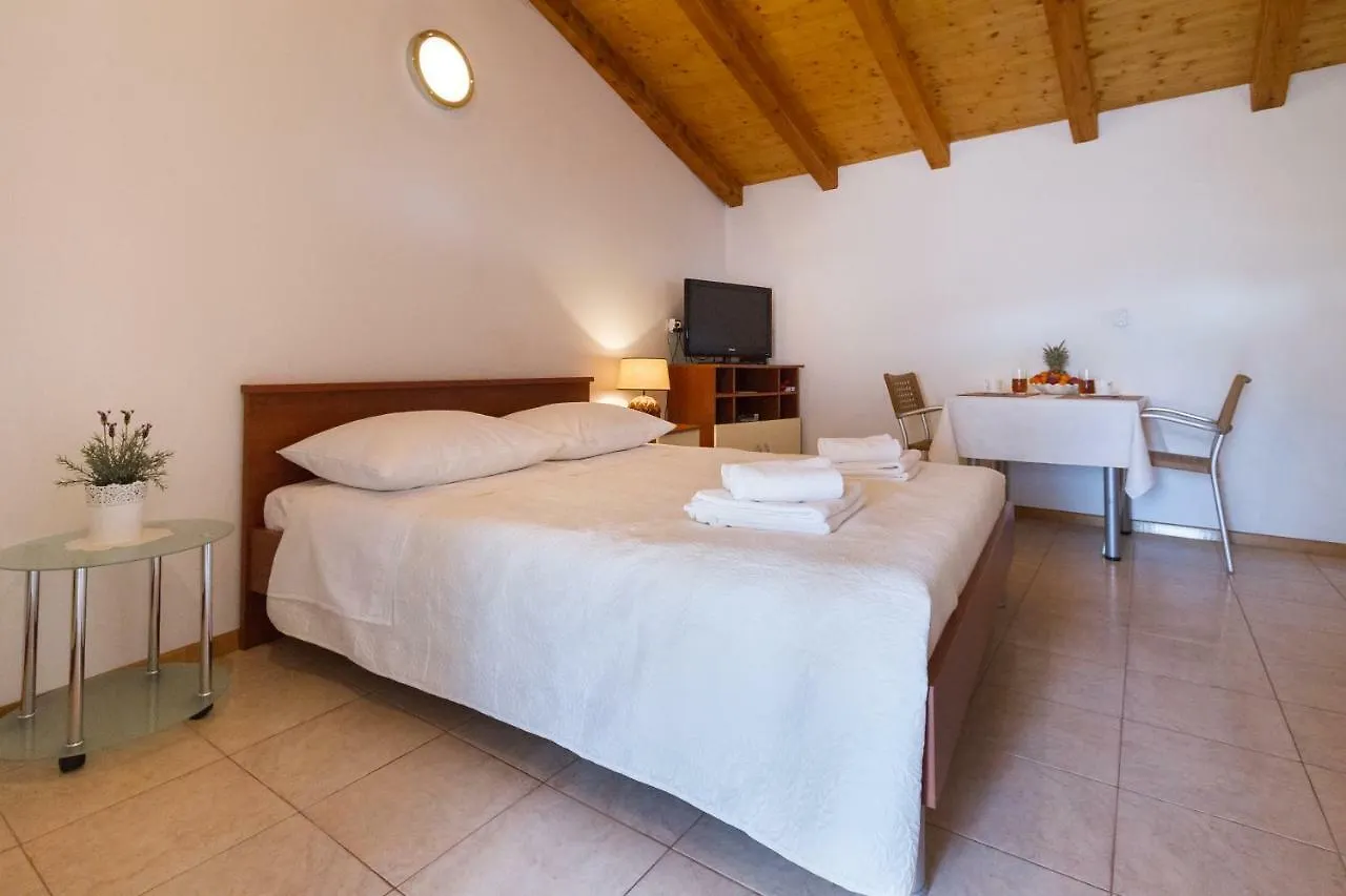 Beach Apartment M & B Poljana  Poljana (Ugljan)