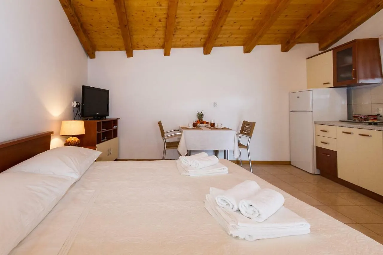 Beach Apartment M & B Poljana