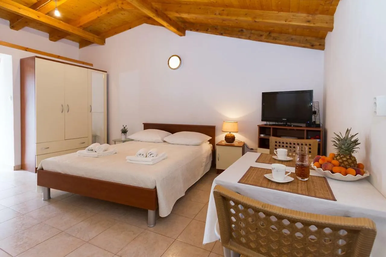 Beach Apartment M & B Poljana   Poljana (Ugljan)