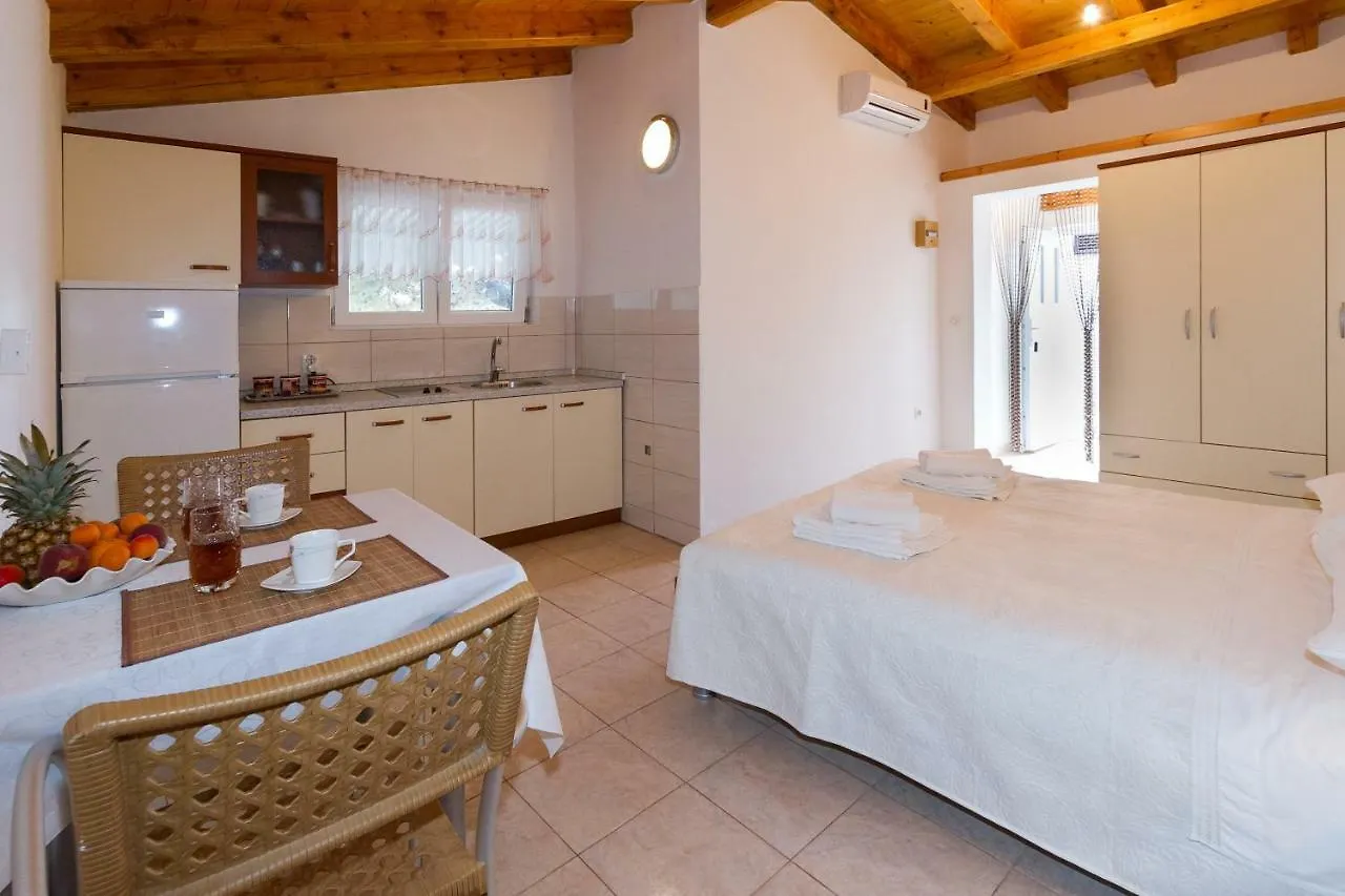 Beach Apartment M & B Poljana  0*, Poljana (Ugljan)